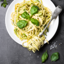 Špageti z domačo pesto omako