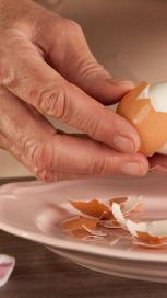 https://www.maggi.si/sites/default/files/styles/search_result_153_272/public/How-to-peel-a-hard-boiled-egg.jpg?itok=V7bDsE_k