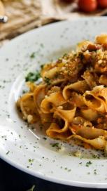 https://www.maggi.si/sites/default/files/styles/search_result_153_272/public/article_images/SEM_10_Simple_Pasta_Recipes_That_Will_Have_Your_Guests_Drooling.jpg?itok=SmwK4vUS